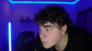 Thomas Velasquez (@burntmouf) 正在直播- TikTok 直播