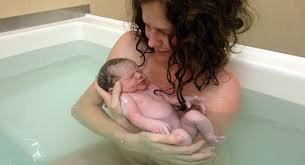 Hier gibt es ärzte, operationssäle und oft auch neonathologien falls die geburt mit komplikationen für das es gibt aber ja nicht nur krankenhaus und zu hause als optionen. Womit Soll Ich Beginnen Wenn Ich Eine Wassergeburt Zu Hause Plane Babycenter