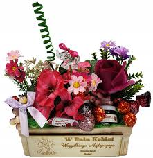 Pierwszy dzień kobiet obchodzony był 28 lutego 1909, ustanowiony przez socjalistyczną partię ameryki po zamieszkach i strajkach w nowym jorku. Kosz Prezentowy Kwiatowy Kwiaty Dzien Kobiet Mamy 8963862143 Allegro Pl