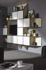 La niche, très utile comme rangement, elle peut également être adaptée. Un Mur De Rangements Autour De La Tele Rangement Rangement Mural Decoration Maison