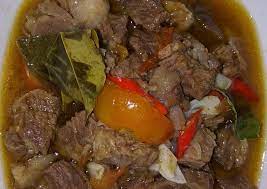 Menurut situs pengawas makanan amerika, usda, setiap 100 gram daging kambing mengandung 27 gram protein, 143 kkal kalori, lemak cukup rendah sebesar 3 gram, namun kandungan kolesterolnya tinggi sebesar 75 mg. Goreng Asem Daging Kami