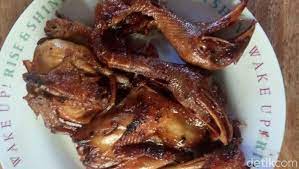 Angkat tangan siapa yang hobi makan angkringan di jogja? Gaya Memasak Ayam Goreng Khas Jogja Dilestarikan Oleh Mbok Sabar