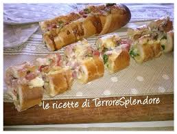 La baguette farcita alla hasselback prende spunto dalle patate hasselback per la modalità di presentazione, gli intagli, ma differisce per gli ingredienti utilizzati. Antipasti Baguette Farcita Al Forno
