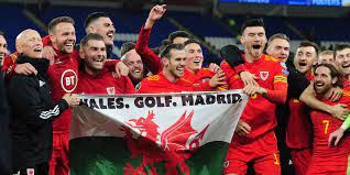 En este orden en el país del jugador madridista han diseñado y fabricado una bandera con dicha leyenda. Gareth Bale Celebrates Wales Win With Wales Golf Madrid Flag
