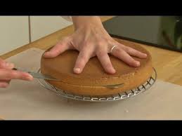 Technique De Cuisine Couper Une Genoise Dans L Epaisseur Desserts Cake Food