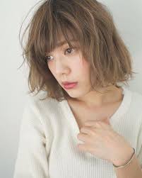 ロングヘアやミディアム ボブスタイルの髪型はふんわりナチュラル 優しそうな女性に見せてくれるほか 小顔効果も抜群なのです 髪型 ナチュラルヘアスタイル ボブ