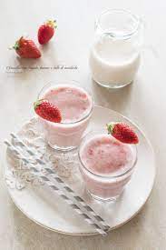 Versare il frullato ottenuto nello shaker ed agitare insieme. Frullato Smoothie Vellutato Di Fragole E Banana Ricetta Su Madame
