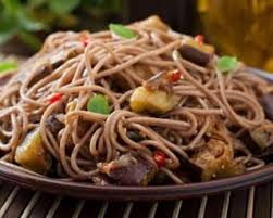 Recette De Poelee De Nouilles De Sarrasin Veggie Aux Aubergines Recette Nouilles De Sarrasin Nouilles Cuisine Vegetarienne