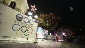 Olimpiyat bayrağı beyaz zemin üzerine iç içe geçmiş beş ayrı renkteki beş halkadan ibarettir. Olimpiyat Bayragi 31 Yil Aradan Sonra Yeniden Bosna Hersek Te Dailymotion Video