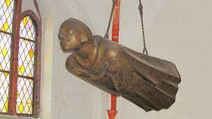 Famed for his sculptures of religious and mystical figures influenced by gothic wood carvings, and for bulky peasant figures, which were inspired by his 1906 trip to russia. Allertiefste Menschlichkeit Vor 80 Jahren Starb Ernst Barlach Nordkirche De