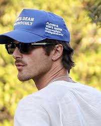 En un Hollywood donde el brillo esconde sombras, PALY (@palyhollywood)  irrumpe con una estética que parece arrancada de un archivo secreto. James  Franco y Kyle Lindgren no quisieron una marca más de