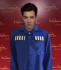 Jun 29, 2021 · 林俊杰出生于新加坡一个音乐世家，他的爷爷开船运公司，父亲是新加坡最大电信集团董事，母亲原为美国一家石油公司亚太区负责人，姑父是日本佳能集团ceo，哥哥林俊峰是跨国瑞士银行亚太区副总裁。一家子都身价不菲，林俊杰是典型的：在娱乐圈干得不好，就要回家继承千亿家产的人。 Shqaodb0mrmh9m