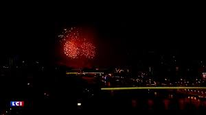 Championnat du monde de feux d artifice. Video La Tour Eiffel Affiche Allez Les Bleus Apres Le Feu D Artifice Du 14 Juillet Lci