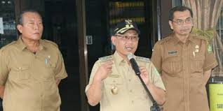 Tidak hanya itu plt walikota medan akhyar nasution bersama siswa dan guru juga mengelar kegiatan senam sehat bersama. Ditanya Soal Kematian Gelandangan Plt Walikota Medan Berlalu Tanpa Jawaban