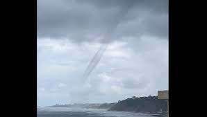 Téléchargez dès aujourd'hui l'illustration vectorielle tornade deau twister rotatif. En Images Pays Basque Une Trombe Marine Frole Les Cotes De Bidart Et Guethary