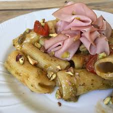 Rigatonis Au Pesto De Pistaches Et Mortadelle Ma Fourchette Est Italienne Food Pasta Recipes Good Food