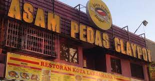 Staying true to the name, the tangy and spicy broth is served in a claypot. Nadia Zuhaida Dinner Asam Pedas Claypot Melaka