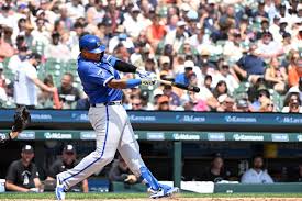 Salvador Perez breaks George Brett's Kansas City Royals record for home runs