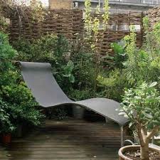 Interessanter Liegestuhl Im Kleinen Garten Outdoor Dekorationen Garten Kleiner Garten