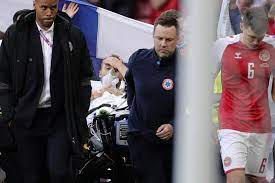 Después de varios minutos, el jugador danés fue retirado en camilla, tapado con lonas para evitar las imágenes, aplaudido por el. Kqu2sf10zgsubm
