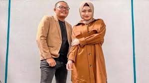 Kabar tersebut pertama kali dibagikan oleh manajer sule, panji komara, dalam unggahan di akun instagram story miliknya. Istri Sule Nathalie Holscher Dituding Selingkuh Dengan Manajer Bagian 1