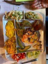 Salade de fleurs et légumes croquants. Assortiment Vegetarien Meme Les Petites Pates Sont Savoureuses Avec De La Coriandre Fraiche Beignets De Cresson Delicieux Tout Super Frais Picture Of Mbar A Kaly Mons Tripadvisor
