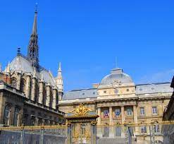 Les personnes convoquées aux audiences doivent impérativement se présenter à l'entrée du palais située 8, boulevard du palais 75001 paris, 30 minutes avant le début des audiences du matin et 30 minutes. Visit Paris Courthouse Un Jour De Plus A Paris