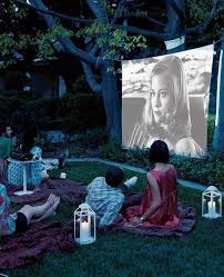 Ideas Para Aprovechar Tu Patio Decoracion De Interiores Y Exteriores Estiloydeco Cine De Verano Ideas De Fiesta De Verano Cine Al Aire Libre