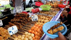 Dengan harga per makanan us$5, pengunjung dipaksa membeli banyak jenis makanan yang disajikan. 1 Tusuk 1 Ringgit Jajanan Ini Laris Banget Makanan Malaysia Youtube
