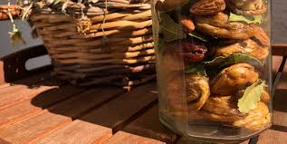 #fichi #ficosecco #ricette realizziamo insieme questa ricetta, che soddisferà sia i più golosi che i più sportivi perché i fichi secchi sono energia pura. Fichi Secchi Ripieni Di Mandorla Un Mix Di Cultura E Tradizione Greenious
