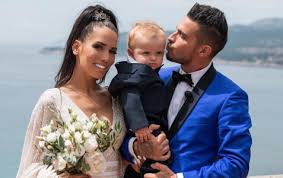 Comme de nombreux commerçants, à cause du coronavirus, elle se retrouve dans l'incapacité de faire marcher son institut de beauté situé dans le sud de la france. A L Occasion Du Premier Anniversaire De Tiago Manon Marsault Publie Une Photo Qui Fait Fondre Les Internautes Sur Buzz Insolite Et Culture