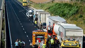 Seclin spectaculaire accident entre deux poids lourds sur l a1 l autoroute bloquee jusqu a ce soir. Deux Blesses Graves Et L A1 Coupee Apres Une Serie D Accidents Mercredi Video