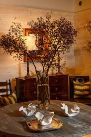 Beau Studio Teamed Up With Nancy Izlar To Create This Simple Elegant Tablescape For Adac Serves Up Style Up Styles Studio Decor