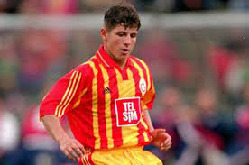 Süper lig takımlarından fenerbahçe'nin sportif direktörüdür. Emre Belozoglu Kimdir Hangi Takimlarda Oynadi Kac Yasinda