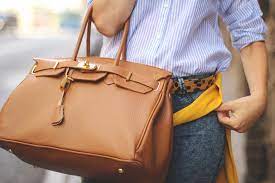 Saca de su alojamiento el. Como Limpiar Un Bolso De Piel Muy Facil