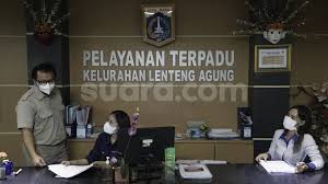 Suasana ruang kerja lingkungan pemerintah provinsi dki jakarta di kantor balai kota, rabu, (22/7/2015). Aktivitas Pns Dki Jakarta Usai Libur Hari Raya Idul Fitri