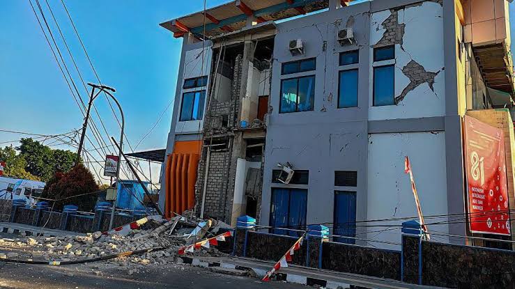 إندونيسيا ترفع تحذير التسونامي بعد زلزال بلغت قوته 7.7 درجة - بي بي سي نيوز