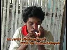 Wahai cik adik jangan merajuk maafkan kami si bujang lapuk jikalau salah tolonglah tunjuk kamilah rela hai kena ketuk. Lirik Lagu Bujang Lapok Mempawah Daeng Pajoka