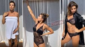 Il pitti, firenze e il clima italiano sono solo un ricordo lontano per la canalis, che ha postato da poco su instagram uno scatto di sé stessa tutta insabbiata in spiaggia. Elisabetta Canalis Dall Accappatoio All Intimo Pochi Secondi Ad Alto Tasso Erotico Tgcom24