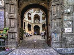 The palace was erected during 1724 to 1726 by the architect ferdinando sanfelice. L Incredibile Storia Di Palazzo Sanfelice Set Di Mina Settembre Napolitan It