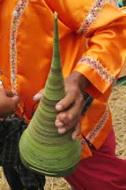 Alat musik angklung angklung adalah alat musik tradisional yang berasal dari jawa barat, terbuat dari bambu, yang dibunyikan dengan cara digoyangkan (bunyi disebabkan oleh benturan badan pipa bambu) sehingga menghasilkan bunyi yang bergetar dalam susunan nada 2, 3, sampai 4 nada dalam setiap ukuran, baik besar maupun kecil. Pupuik Batang Padi Instrumen Tiup Sederhana Pengiring Ritual Indonesia Kaya