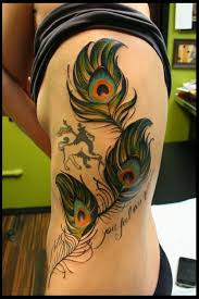 Tatuagem De Pavao Significado 42 Fotos De Cair O Queixo Peacock Feather Tattoo Feather Tattoo Design Body Tattoos