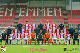 Fc emmen is een nederlandse voetbalclub uit emmen, die werd opgericht op 21 augustus 1925.het is de enige profvoetbalclub uit de provincie drenthe.de club speelt sinds 1985 profvoetbal en kwam vervolgens 33 seizoenen achtereen uit in de eerste divisie. Selectie Fc Emmen Fc Emmen