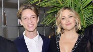 Almost famous star kate hudson and her rocker husband chris robinson have separated. Kate Hudson S Son Calls Her Out For New Video