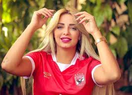 إن ما يتردد حول ارتباطه بالمذيعة مي حلمي لا أساس له من الصحة. Ù…ÙŠ Ø­Ù„Ù…ÙŠ Ø­ÙŠØ±Ø§Ù†Ø© ÙÙŠ Ù‚ØµØ© Ø­Ø¨ Ø¬Ø¯ÙŠØ¯Ø© ÙÙŠØ¯ÙŠÙˆ Ø§Ù„Ù…ØµØ±ÙŠ Ø§Ù„ÙŠÙˆÙ…