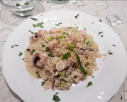 Quando l'aglio sarà rosolato, eliminatelo, aggiungete le seppie facendole rosolare per circa dieci minuti, sfumatele con un bicchiere di vino a fuoco alto fino a completa evaporazione della parte alcolica. Risotto Seppie Gamberetti E Zucchine Alla Julienne