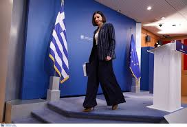 Τι απαντά η αριστοτελία πελώνη στις επιθέσεις που δέχεται από την αυγή και τον συριζα για τα tweetς κατά σαμαρά που έγραψε πριν 10 χρόνια. Ta Tweets Poy 8a H8ele Na Eixe Diagrapsei H Aristotelia Pelwnh Kata Samara Xrysoxoidh Eikones Reportaz Net