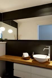 Moderne Inneneinrichtung In Weiss Und Holz In Einem Penthouse Moderne Inneneinrichtung Waschtisch Holz Badezimmer Holz
