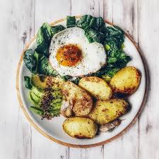 Lunch Time Une Assiette Simple Mais Complete Avec Des Epinards Frais Des Patates Sautees Au Micro Ondes Oui O Epinard Epinard Frais Tarte Aux Epinards Frais