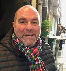 DER BOSS AM BASS W E M G E B Ü H R T EHRE EHRE